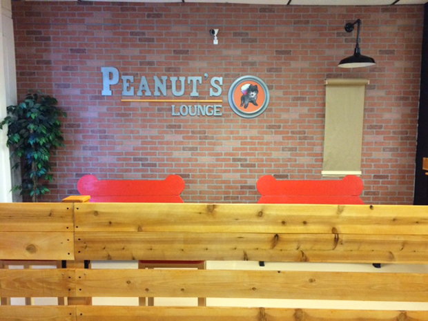 PEanuts lounge