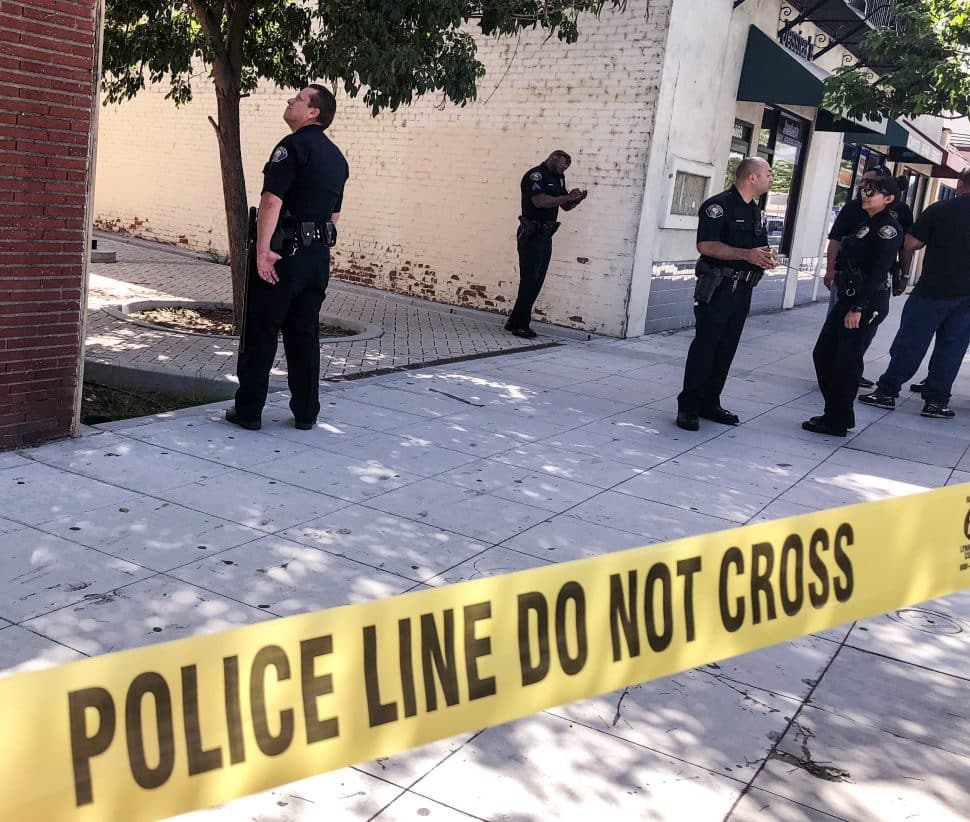Police investigate a shooting after an elderly man walked into a North Long Beach salon and said he'd been shot on Thursday, Aug. 30, 2018. Photo by Thomas R. Cordova.