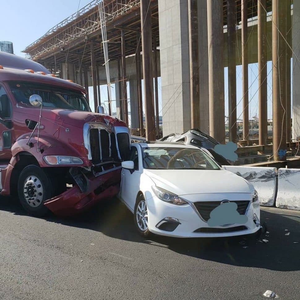 An eighteen-wheeler after it has collided with a vehicle near the Gerald Desmond Bridge. Courtesy of Veronica Gonzalez-Morales.